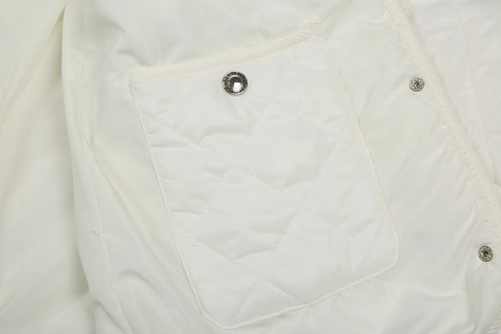 P350 white background picture [popular in winter] Style number: 24376# Color: milk white/navy blue/khaki/black/grey green Size: S to Soft and comfortable✅ - Customized double-circle brand hardware buckle back waist with freely adjustable elastic design✅ - RL three-color diamond-shaped cotton jacket, 100% restoration, corduroy strips running through the whole body, no knots and no overlaps, artificial curling, fine workmanship, highly recommended, rare cotton jacket that does not look bloated, can be worn as an inner layer in the north, multiple neckwear styles, elastic waistline on the back, freely adjustable waist, matt memory technology on the face, with a cotton feel, not to be missed, highly recommended